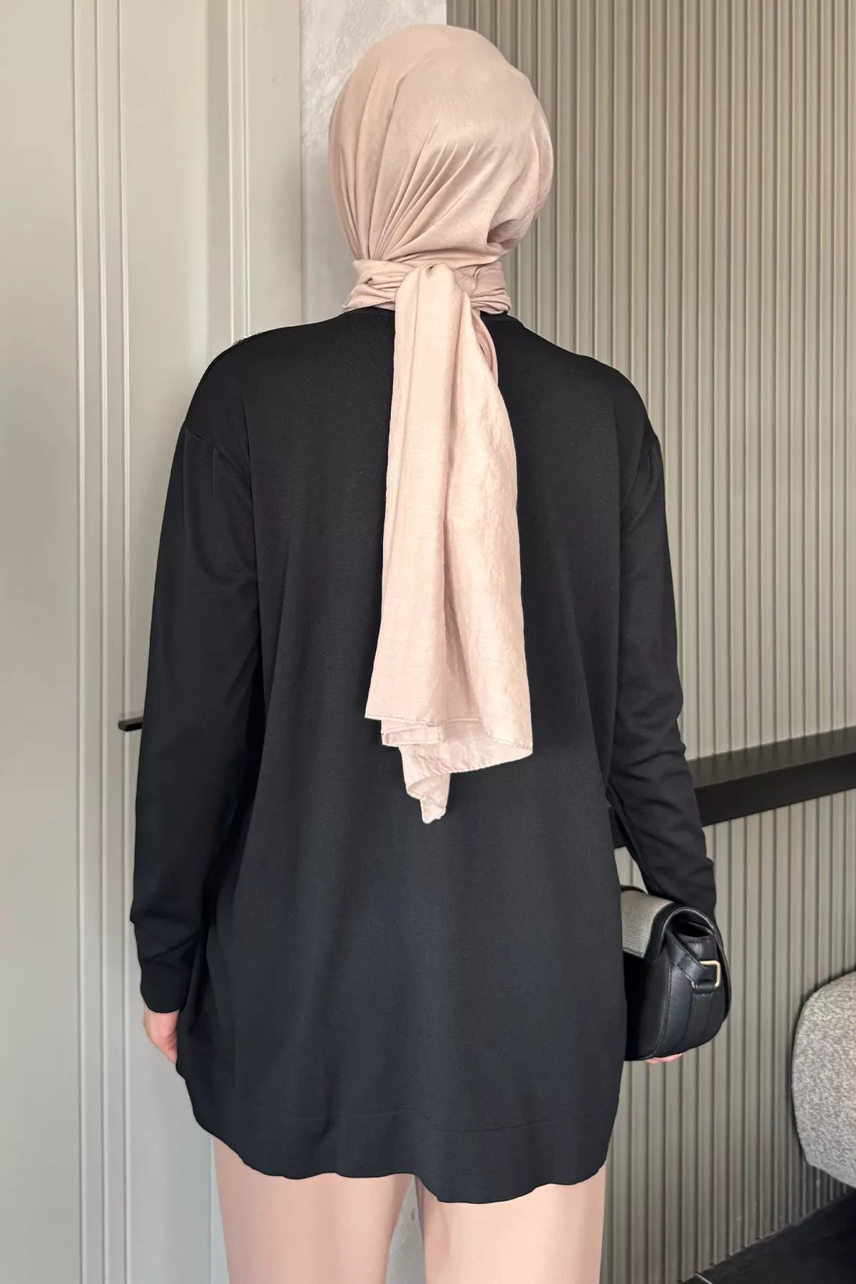 Çiçek Figürlü Ön Düğmeli Tesettür Triko Hırka