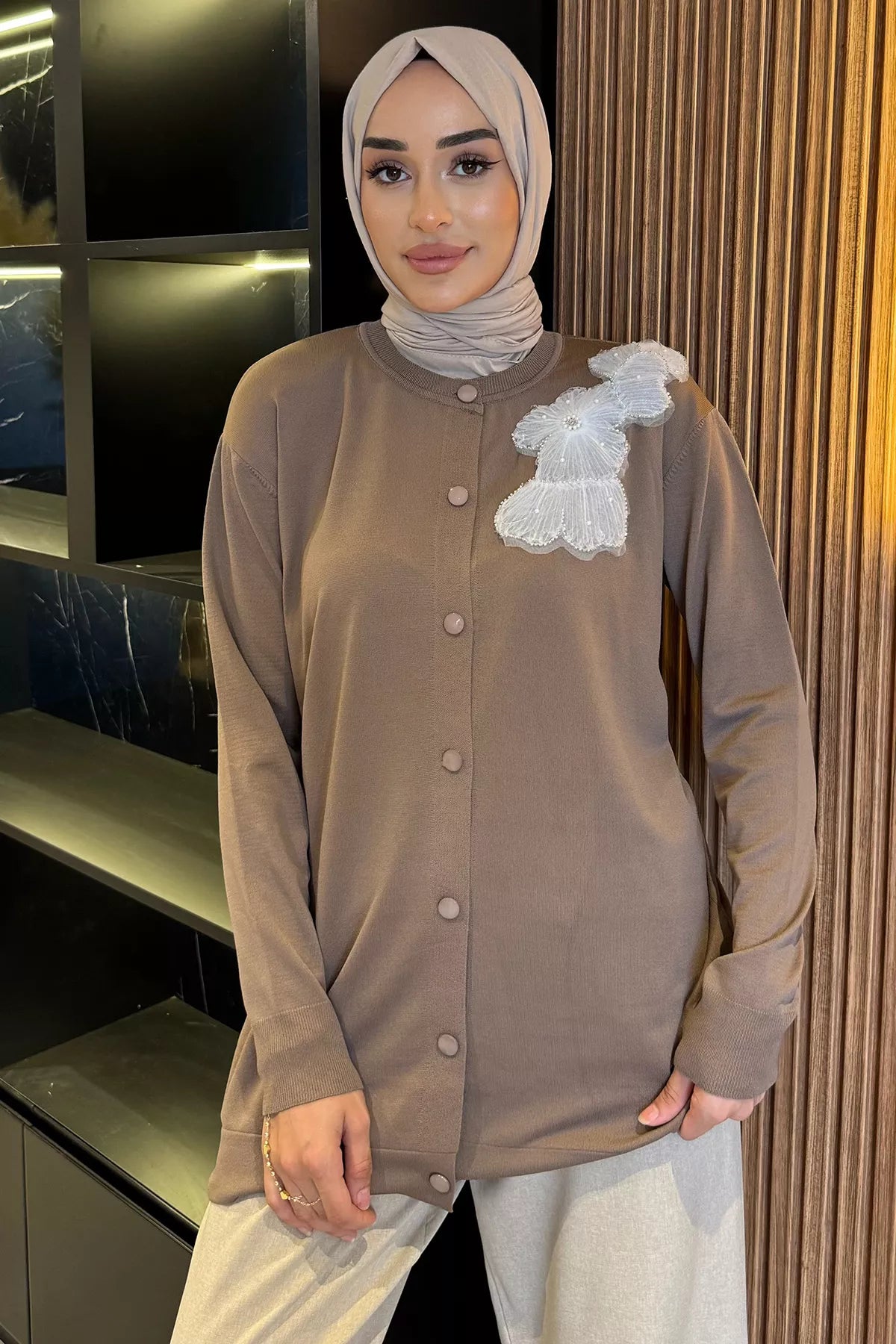 Çiçek Figürlü Ön Düğmeli Tesettür Triko Hırka