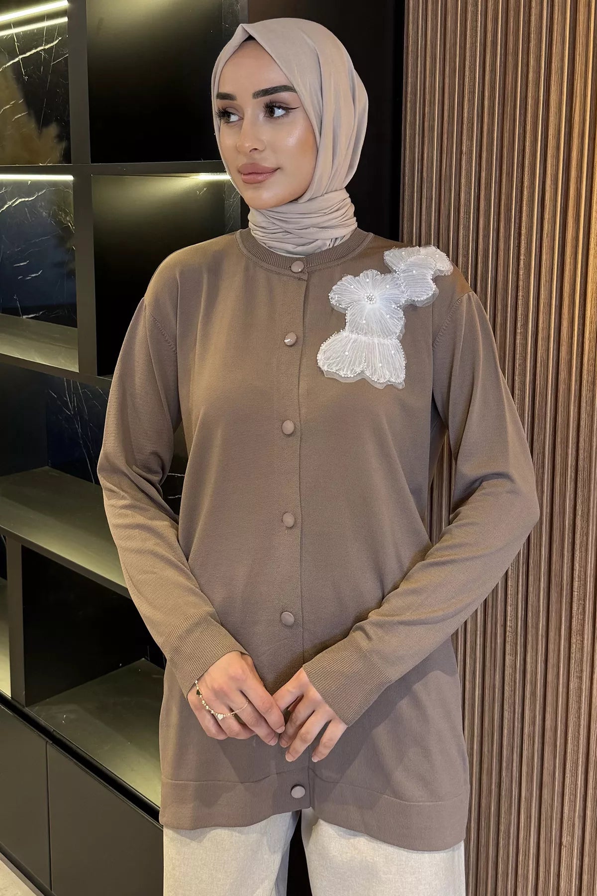 Çiçek Figürlü Ön Düğmeli Tesettür Triko Hırka