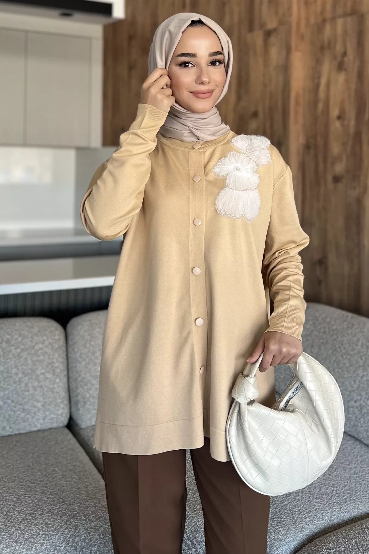 Çiçek Figürlü Ön Düğmeli Tesettür Triko Hırka