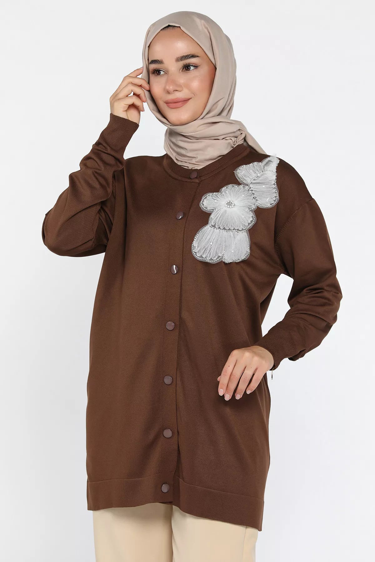 Çiçek Figürlü Ön Düğmeli Tesettür Triko Hırka