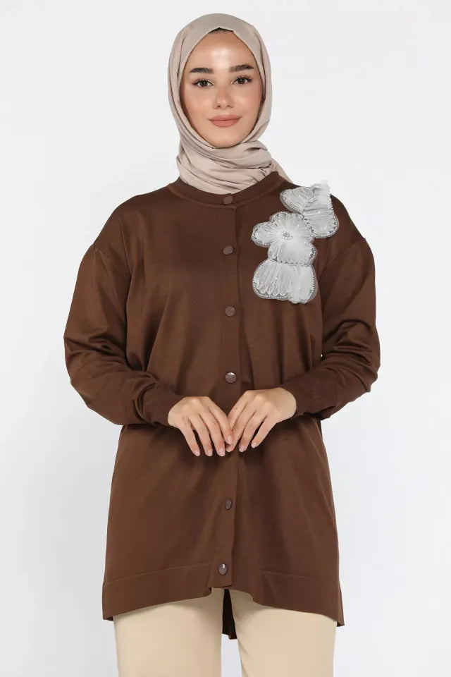 Çiçek Figürlü Ön Düğmeli Tesettür Triko Hırka