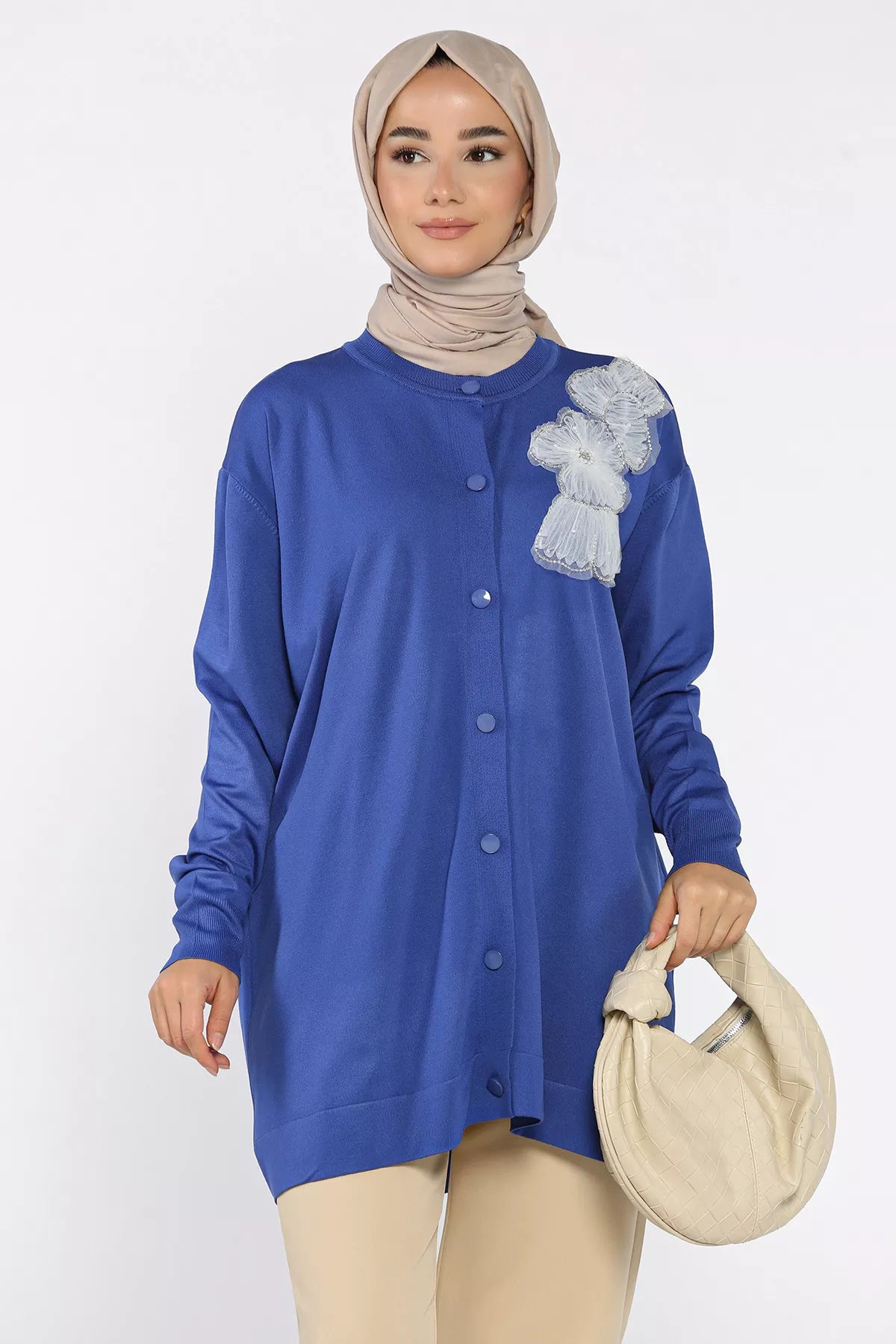 Çiçek Figürlü Ön Düğmeli Tesettür Triko Hırka