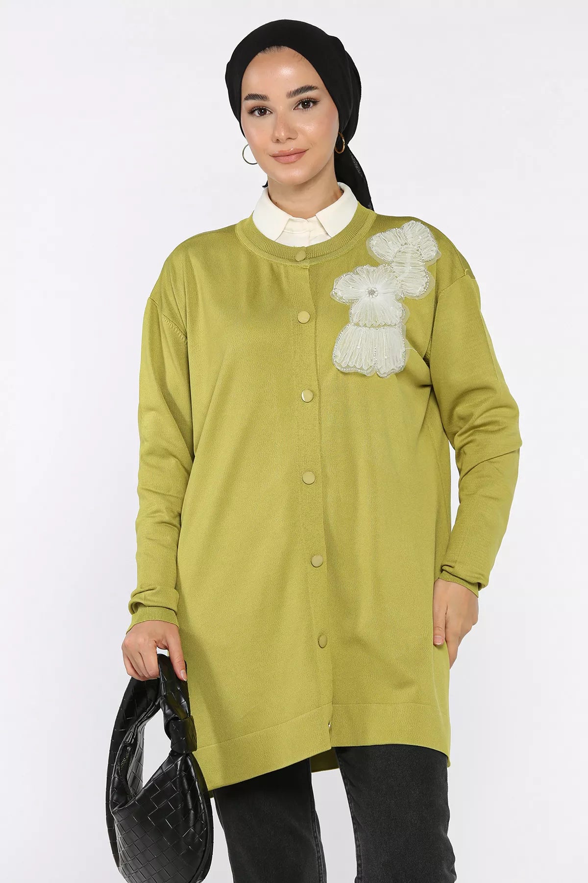 Çiçek Figürlü Ön Düğmeli Tesettür Triko Hırka