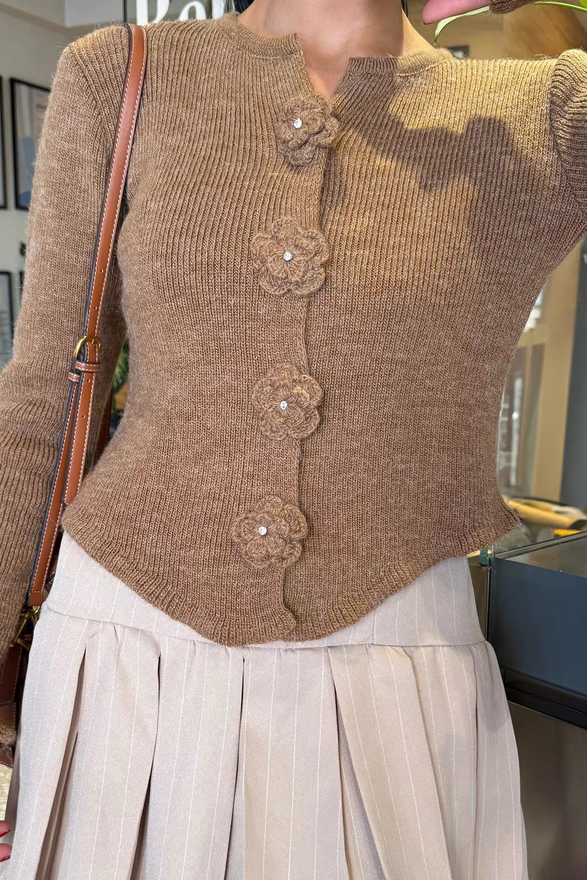 Çiçek Düğme Detaylı Triko Hırka