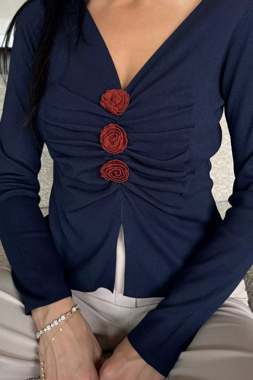 Ön Gül Detaylı Triko Bluz