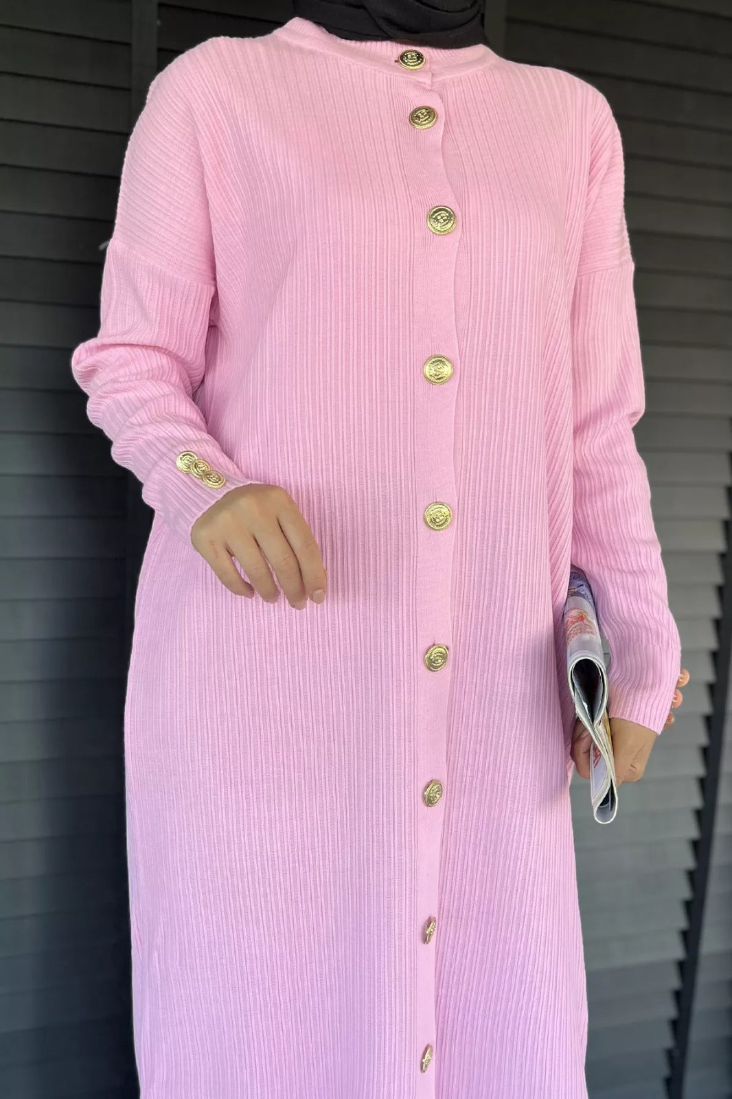 Gold Düğmeli Kendinden Çizgi Desenli Tesettür Triko Hırka