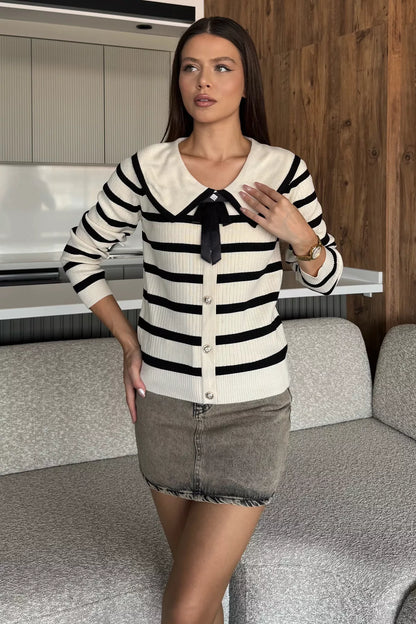 Fiyonklu Sahte Düğmeli Triko Bluz