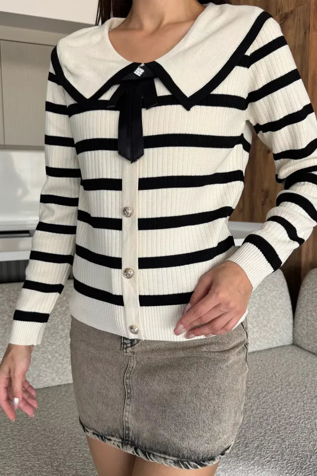 Fiyonklu Sahte Düğmeli Triko Bluz