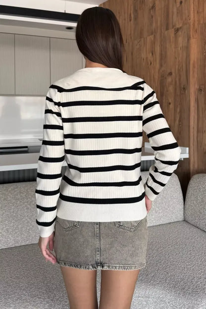 Fiyonklu Sahte Düğmeli Triko Bluz