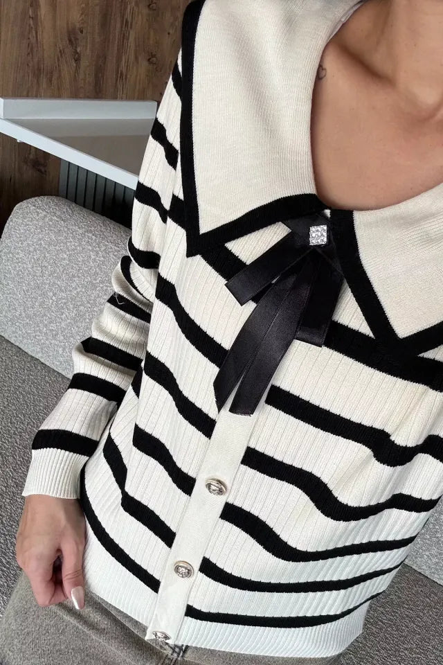 Fiyonklu Sahte Düğmeli Triko Bluz