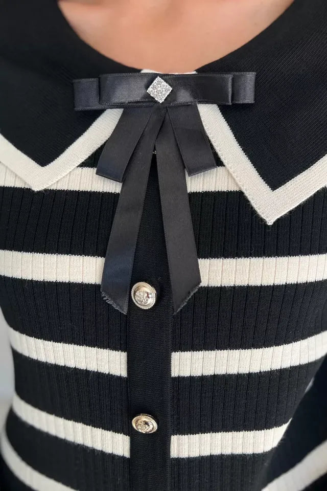 Fiyonklu Sahte Düğmeli Triko Bluz