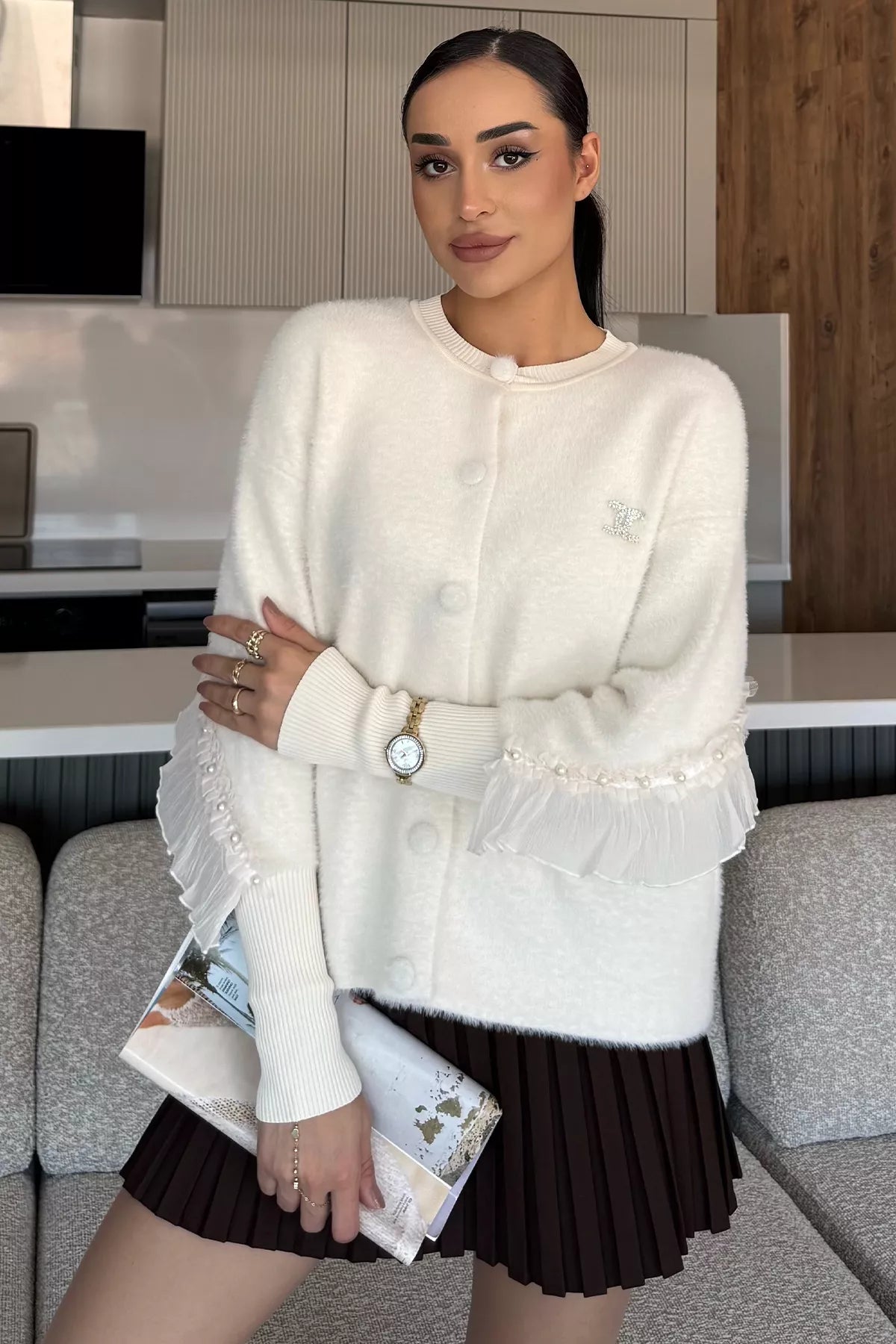 Kadın Broş Detaylı Sırt Fistolu Yumoş Triko Ceket