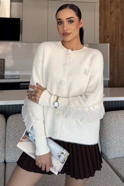 Kadın Broş Detaylı Sırt Fistolu Yumoş Triko Ceket