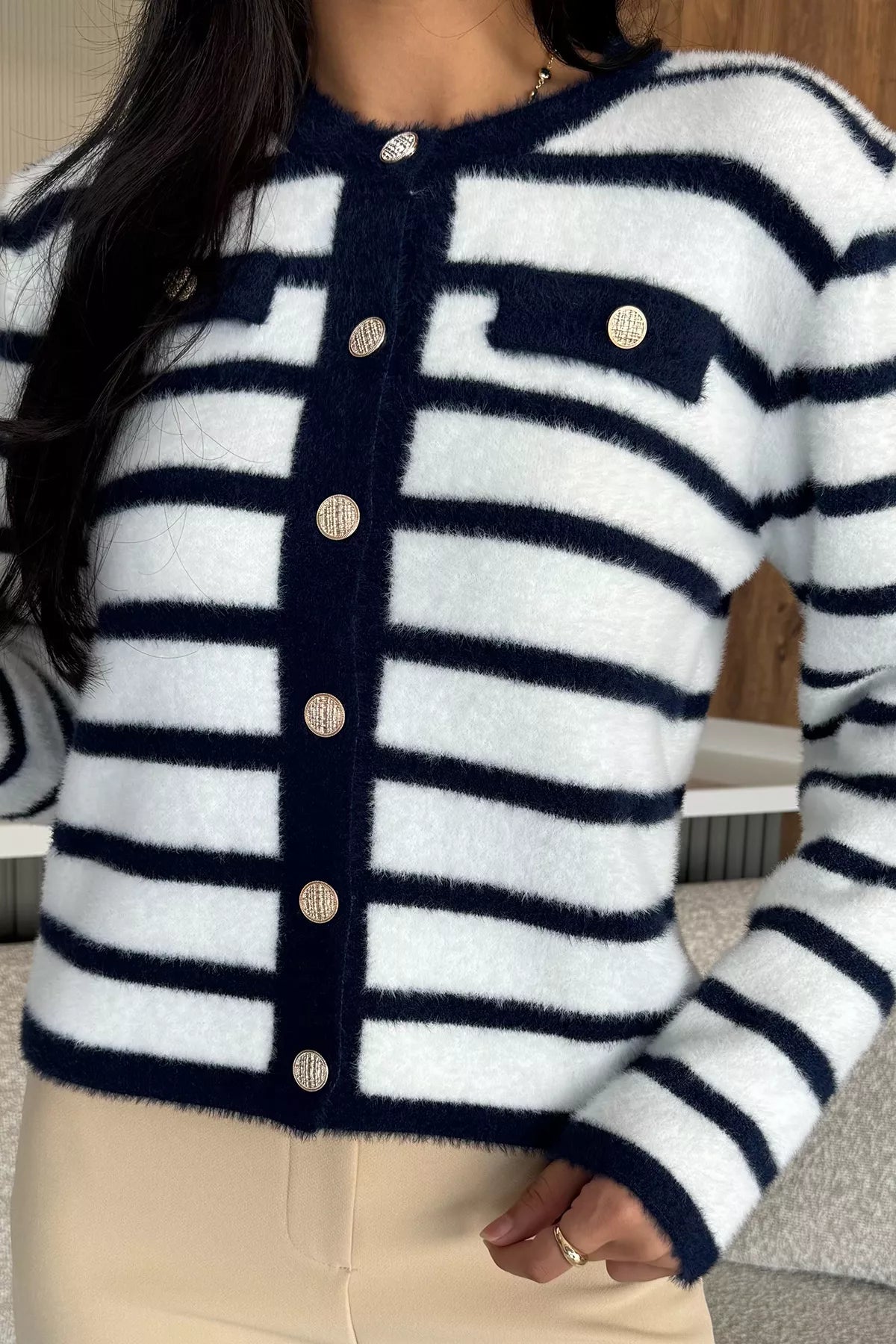 Kadın Çizgi Desenli Gold Düğmeli Yumoş Triko Ceket