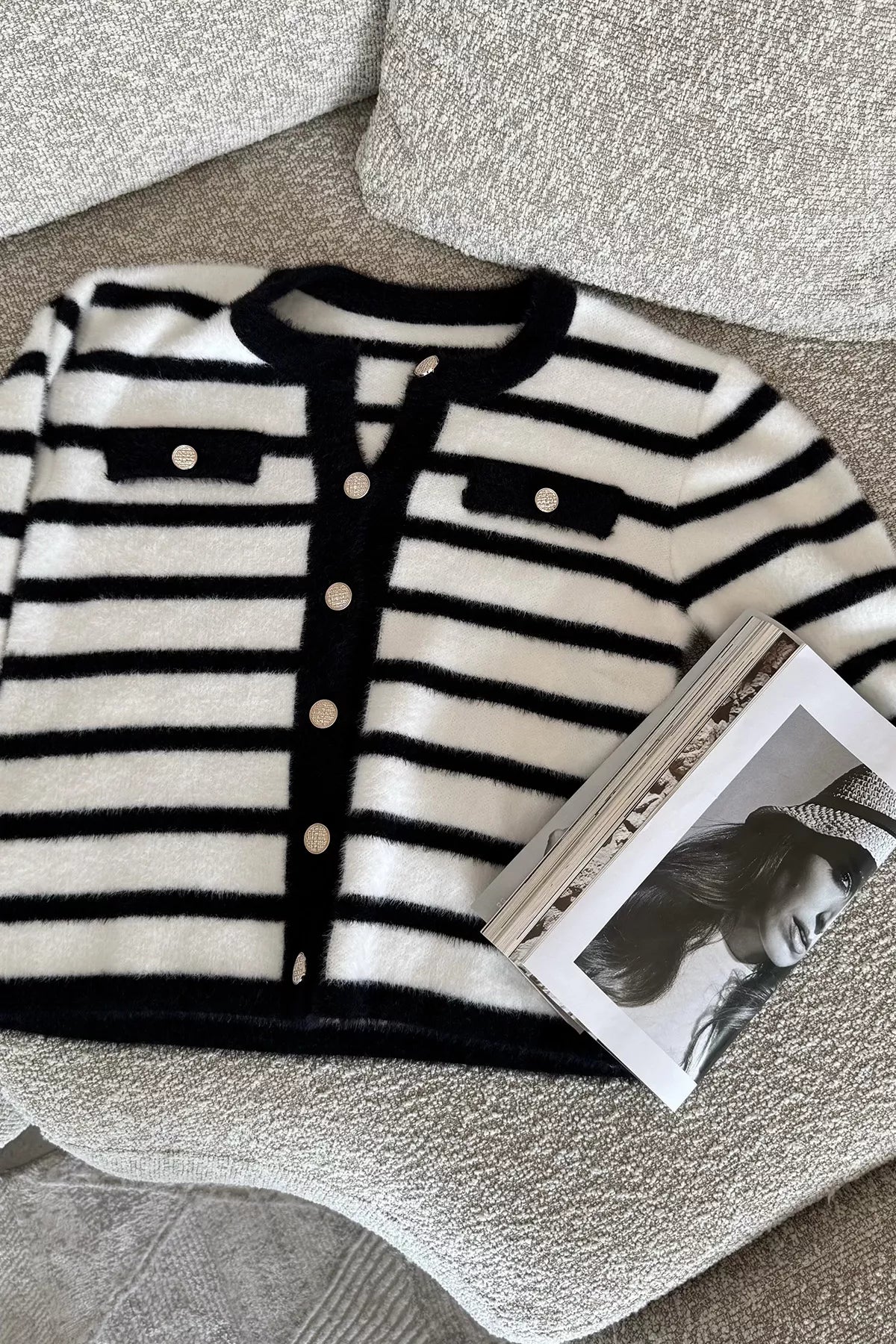 Kadın Çizgi Desenli Gold Düğmeli Yumoş Triko Ceket