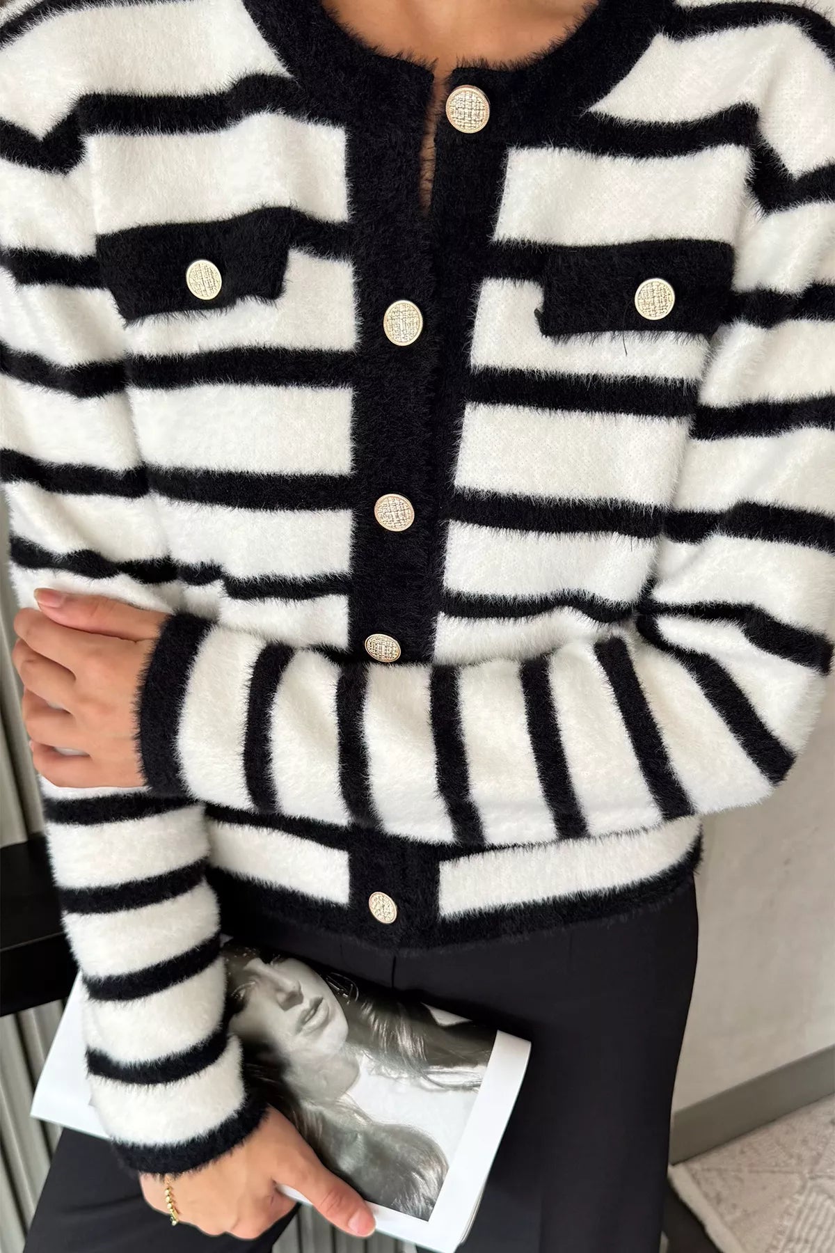 Kadın Çizgi Desenli Gold Düğmeli Yumoş Triko Ceket