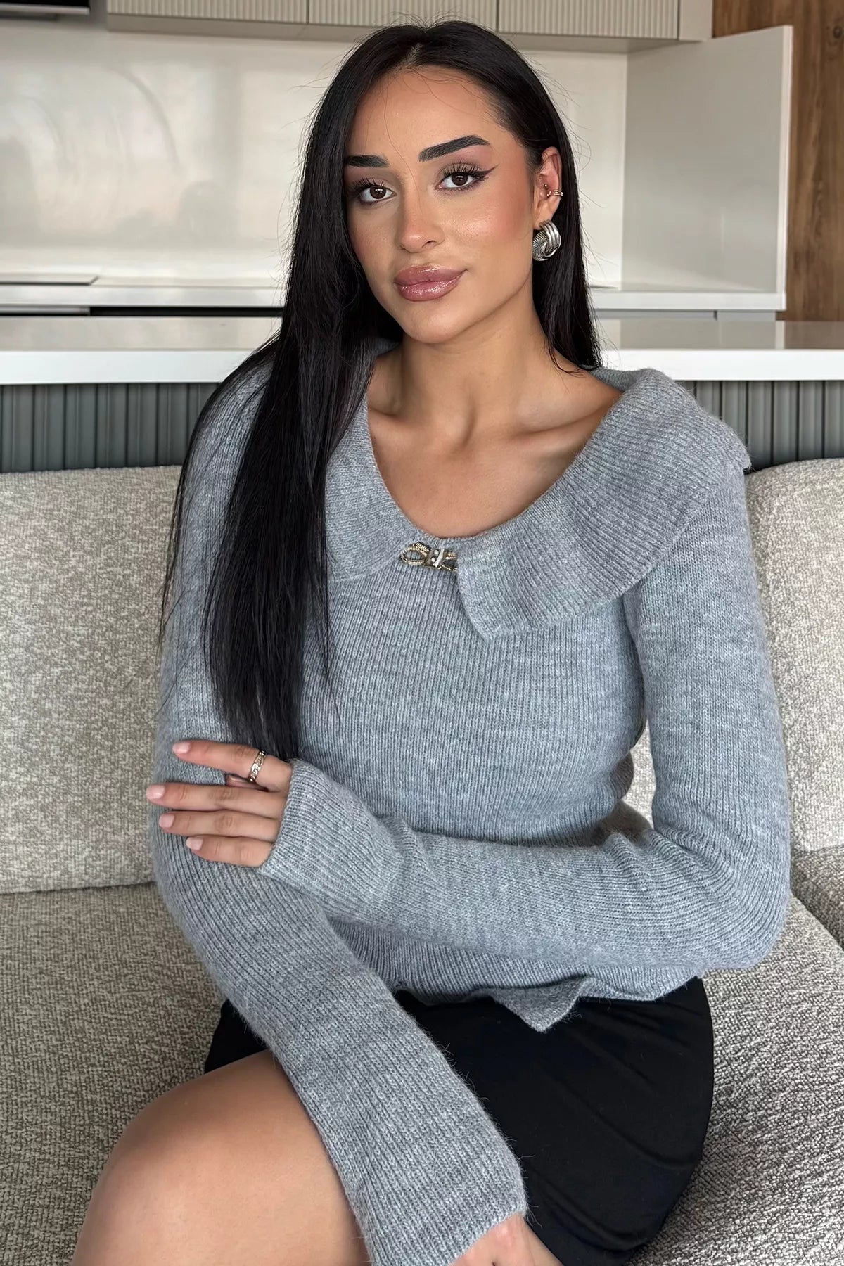 Ön Broşlu Bel Yırtmaçlı Triko Bluz