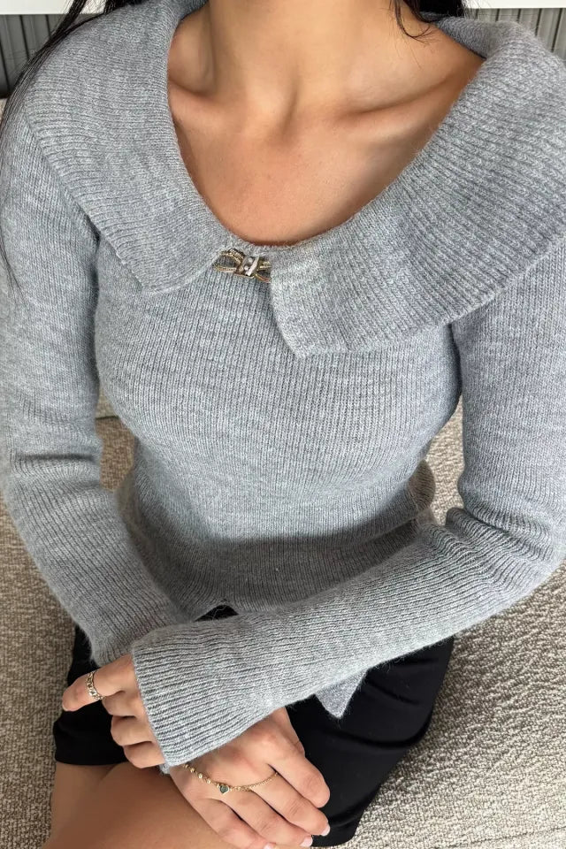 Ön Broşlu Bel Yırtmaçlı Triko Bluz