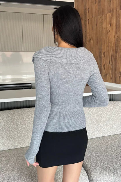 Ön Broşlu Bel Yırtmaçlı Triko Bluz