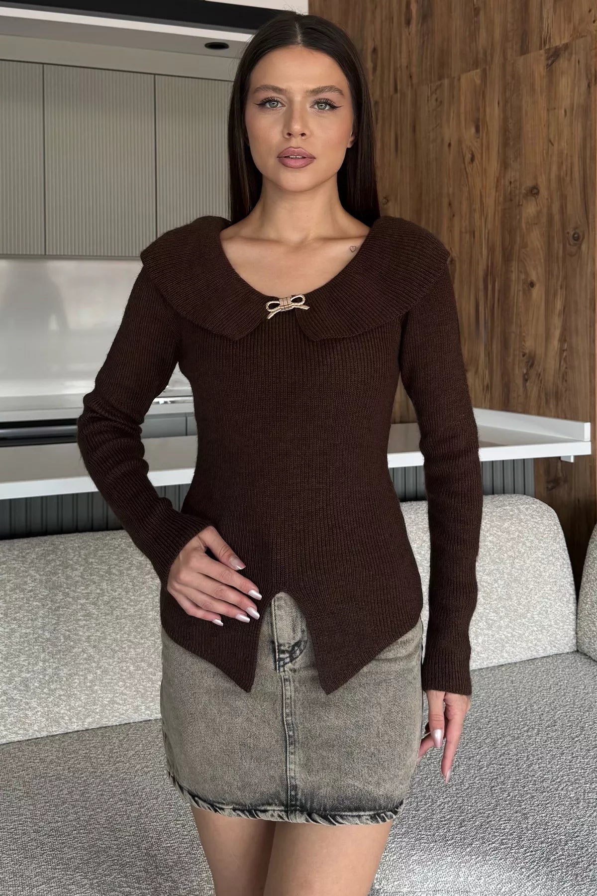 Ön Broşlu Bel Yırtmaçlı Triko Bluz