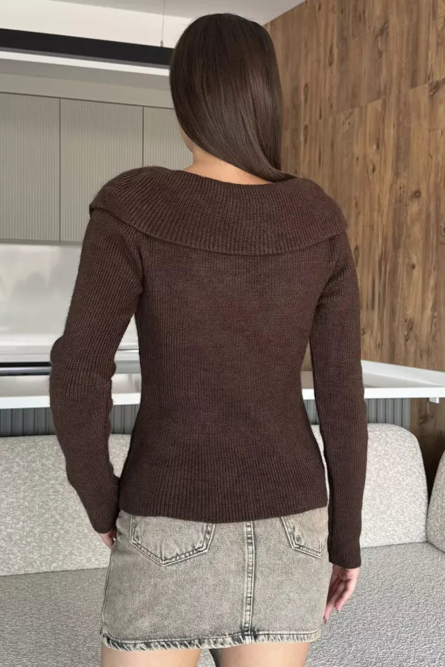 Ön Broşlu Bel Yırtmaçlı Triko Bluz