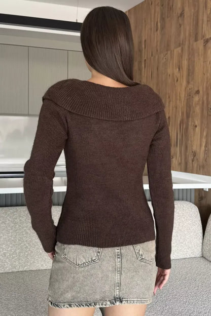 Ön Broşlu Bel Yırtmaçlı Triko Bluz