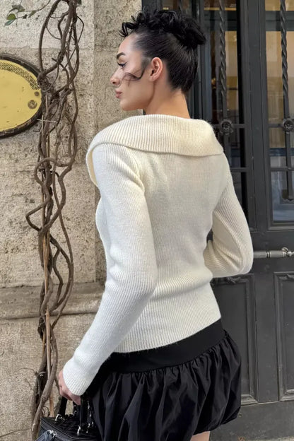 Ön Broşlu Bel Yırtmaçlı Triko Bluz