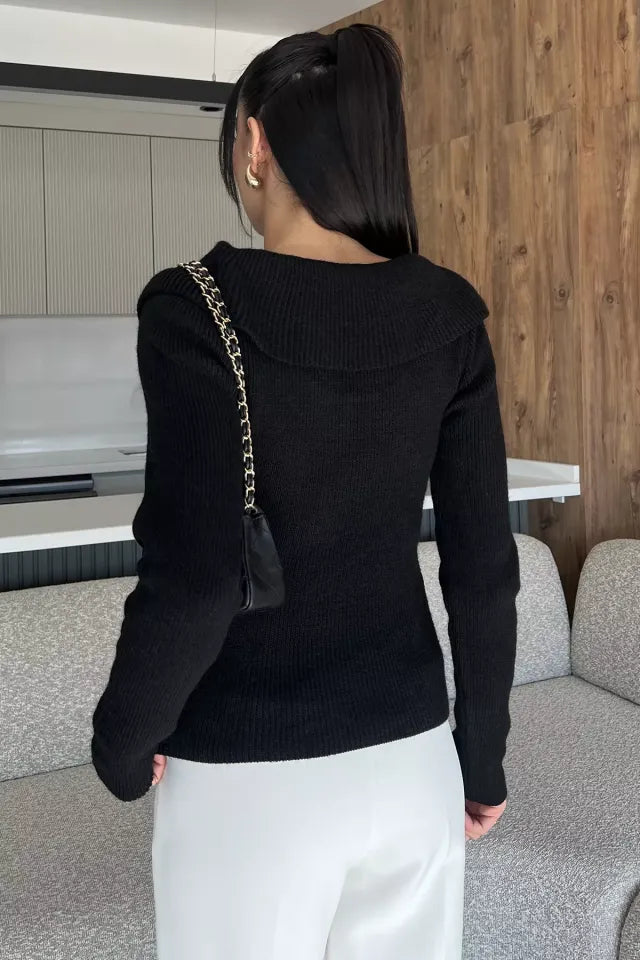 Ön Broşlu Bel Yırtmaçlı Triko Bluz