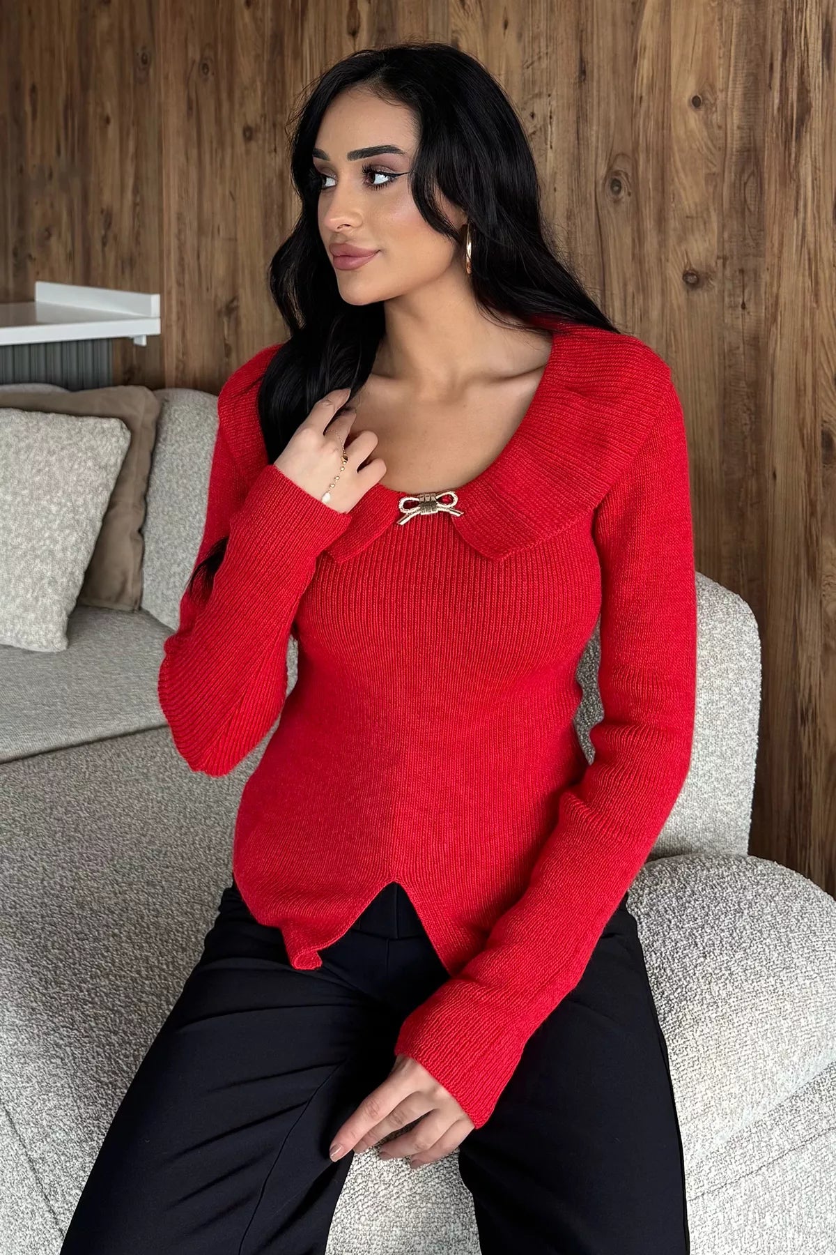 Ön Broşlu Bel Yırtmaçlı Triko Bluz