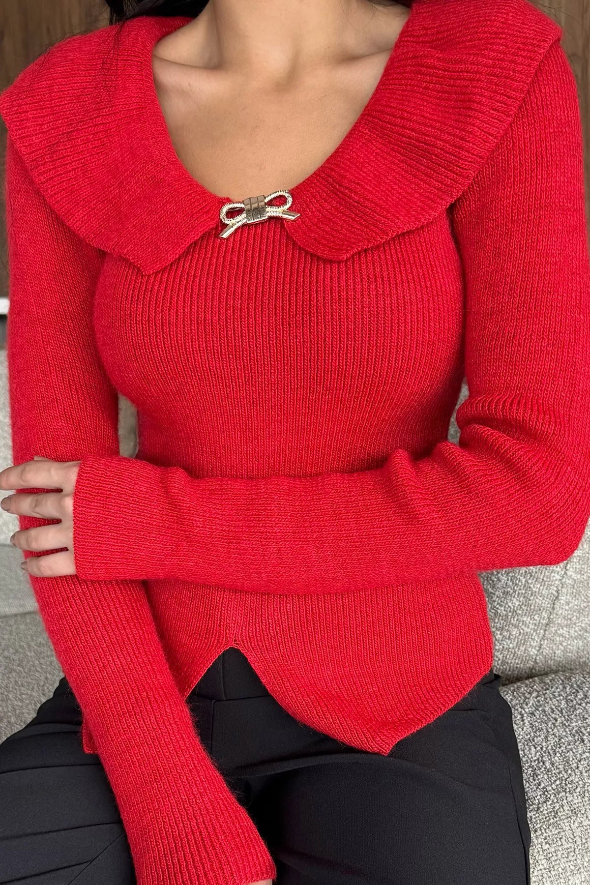 Ön Broşlu Bel Yırtmaçlı Triko Bluz