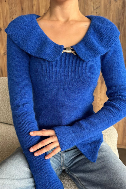 Ön Broşlu Bel Yırtmaçlı Triko Bluz