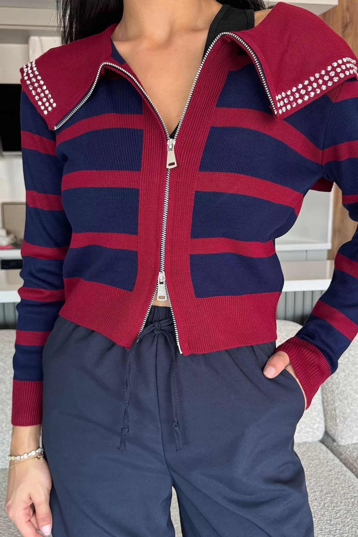 Yaka Detaylı Çizgili Triko Hırka